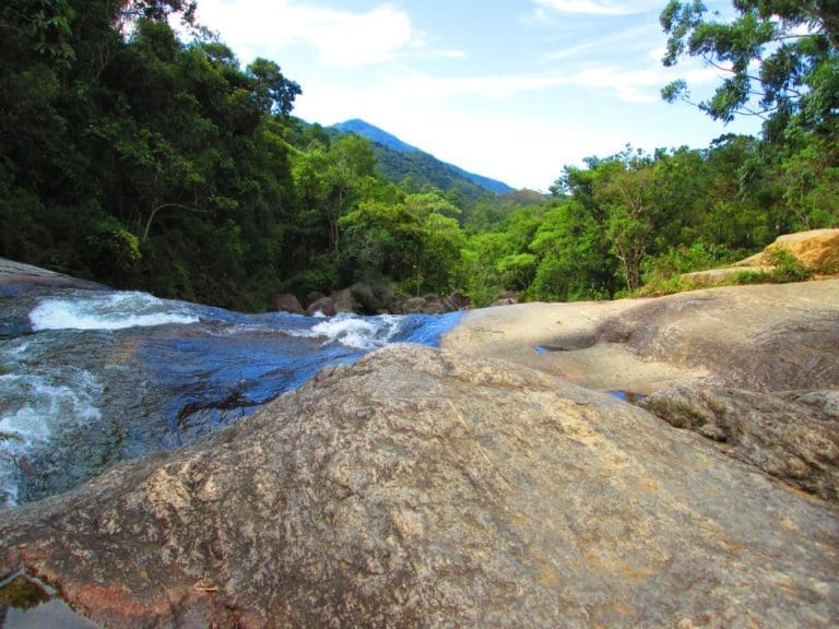 Cachoeira do Escorrega. A região serrana de Visconde de Mauá, no Estado do Rio de Janeiro, abriga uma das mais belas paisagens da cidade: a Cachoeira do Escorrega.