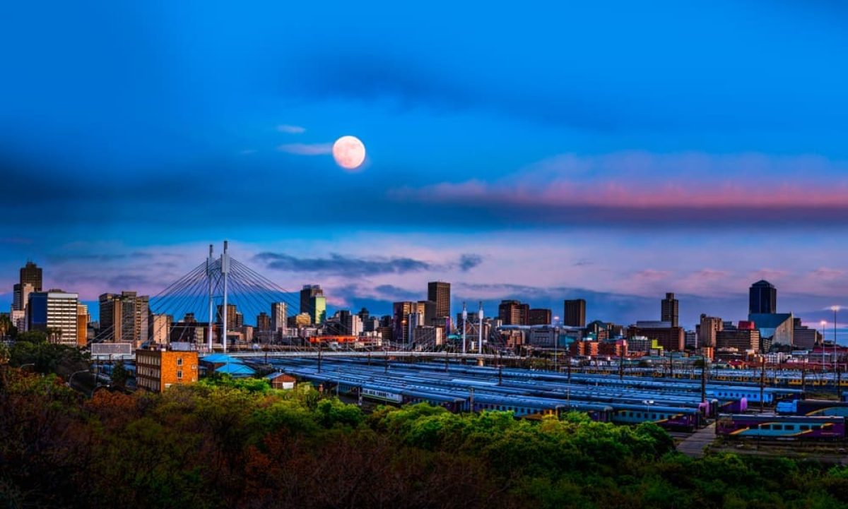 Long,Exposure,Shot,Of,Johannesburg,City,Skyline,And,Nelson,Mandela